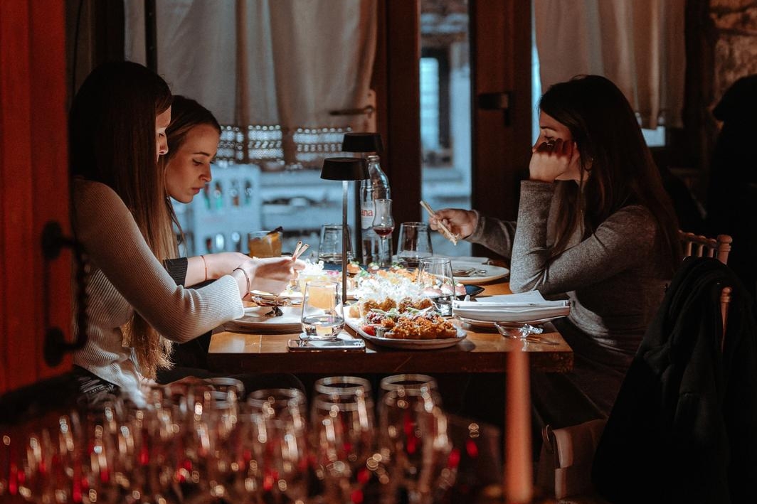Sushi večer u Karmelskim dvorima: spoj ukusa i glazbe